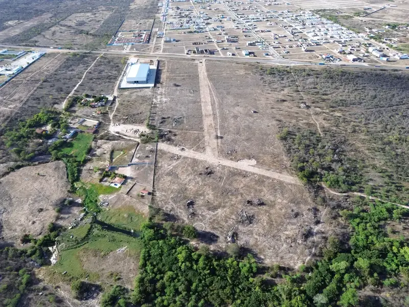 Foto aérea da área com a cidade de Arcoverde ao fundo