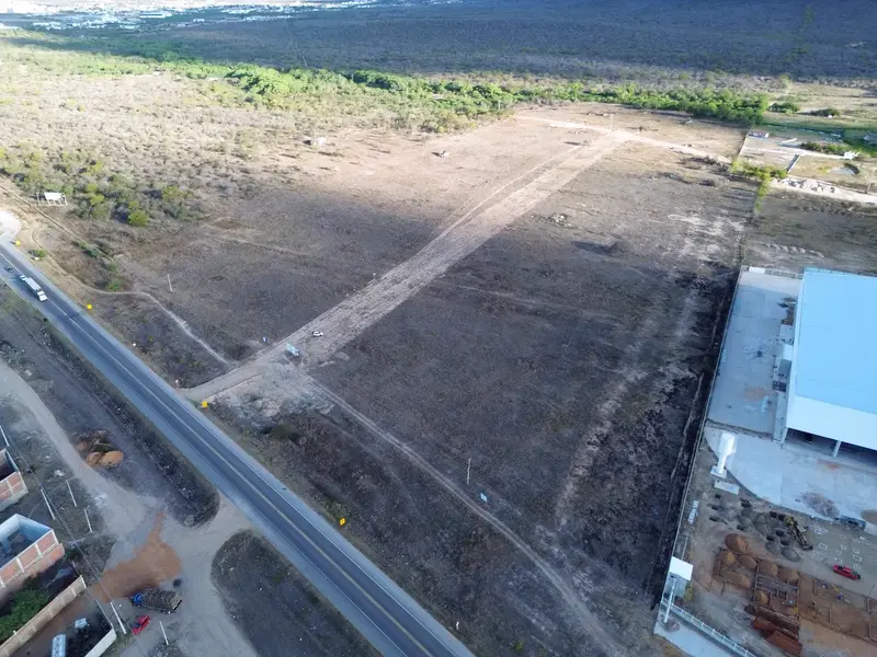 Foto aérea da área da Arcolog junto à BR-232, com galpão vizinho em primeiro plano